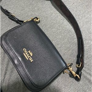 Coach purse mid good condition no stains or tears